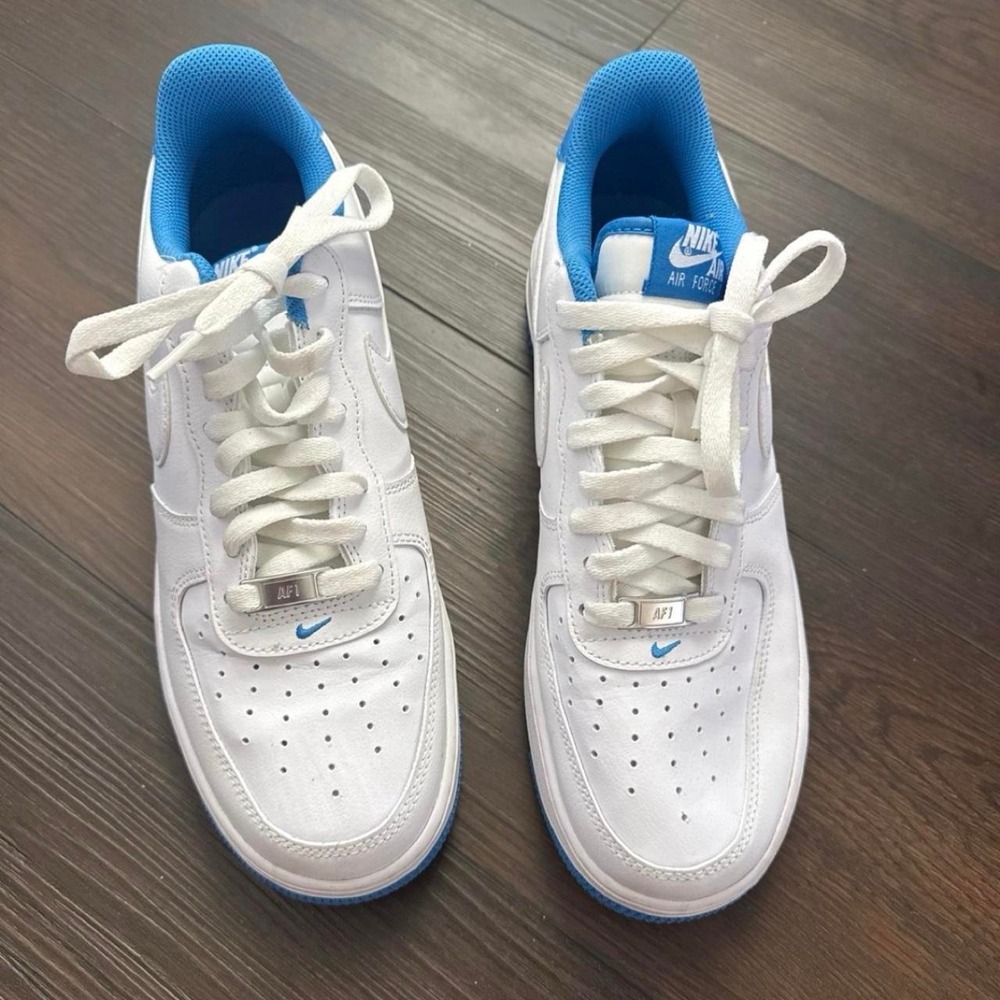 Men's size 9.5 Nike Air Force 1 white sneakers with blue accents